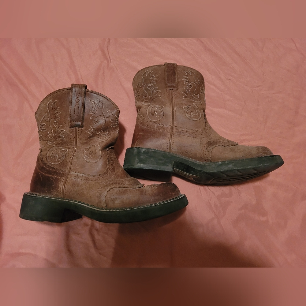 Size 8.5 fat baby ariat boots